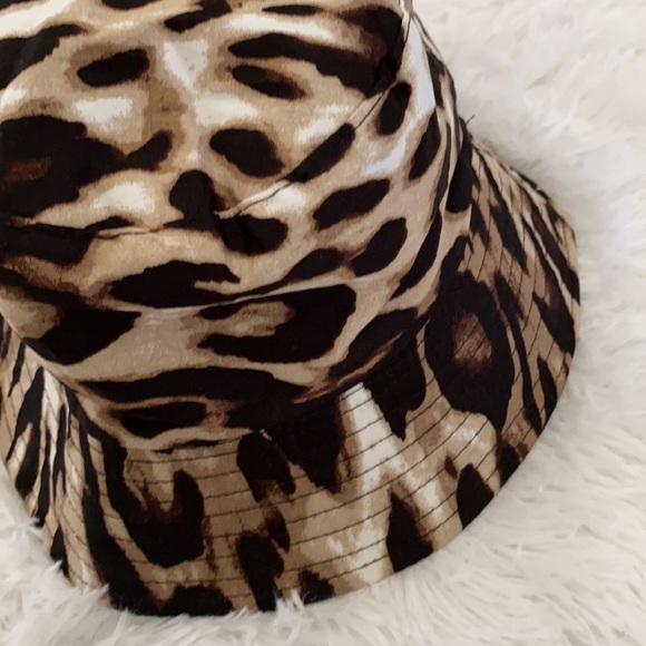 NWOT Cheetah and black reversible bucket hat - Picture 3 of 4